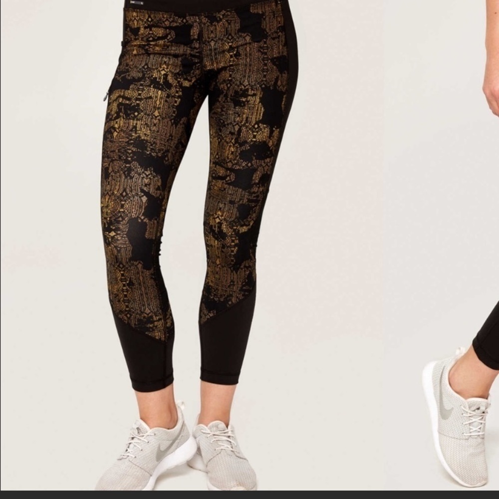 Lole Burst Black and Gold Print Ankle Leggings. Size Small. EUC